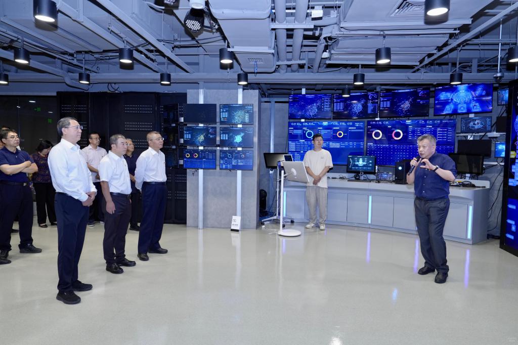 筑牢网络安全屏障 赋能智慧校园建设——校党委理论中心组赴奇安信开展人工智能实践研学活动